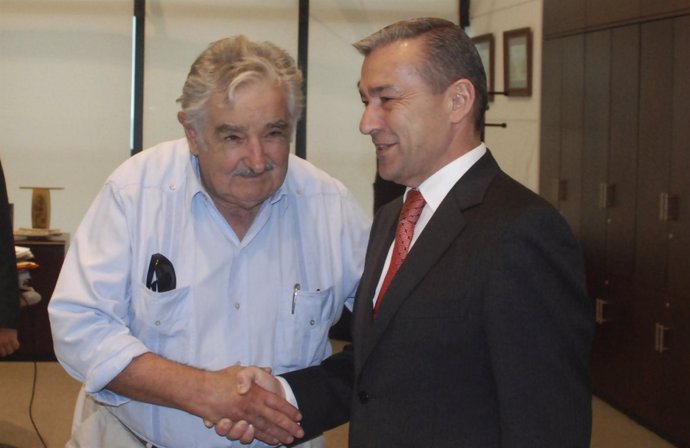 El Presidente De Uruguay, José Mújica, Y El Presidente Canario, Paulino Rivero