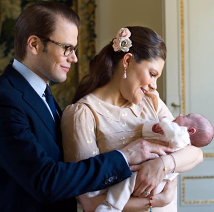 Posado Victoria De Suecia Y Daniel Con Su Hija Estela