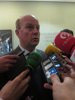 Buch Atiende A Los Medios En Las Corts