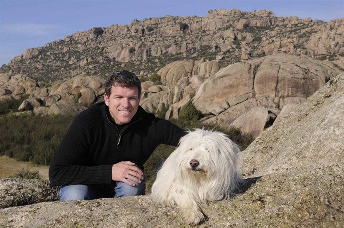 El Presentador Mario Picazo Con Su Perro En La Montaña