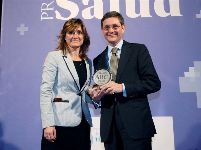 A Directora General De ABC Entrega El Premio Al Director General De CUN.