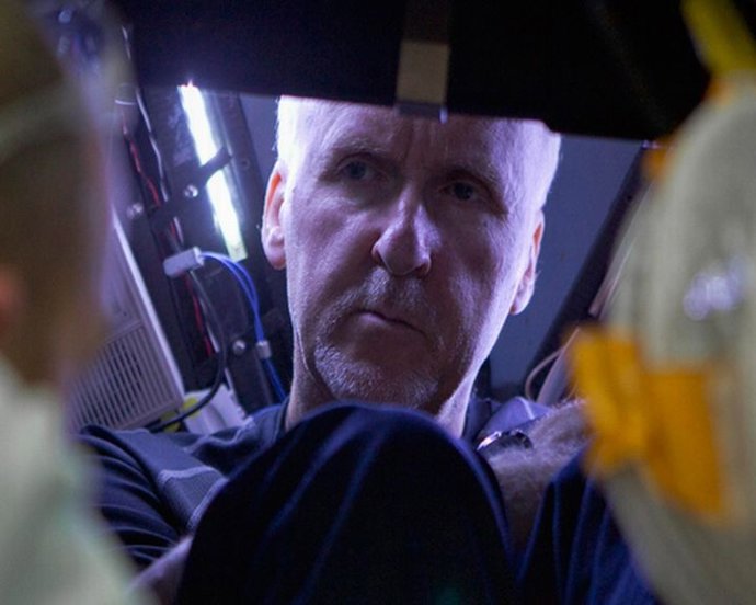 Cameron ahoga sus obsesiones a 11 km de profundidad