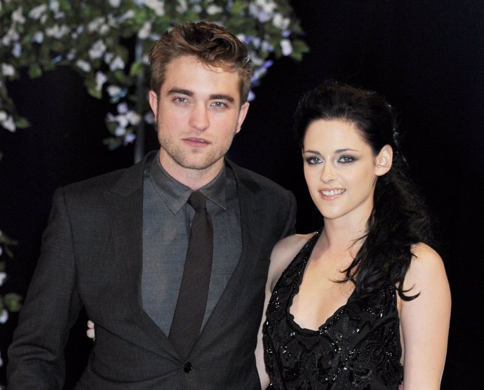 Robert Pattinson Y Kristen Stewart Posando