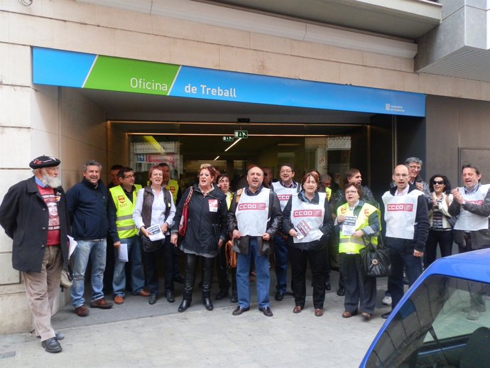 Miembros De UGT Y CC.OO. Durante La Acción Informativa En Lleida
