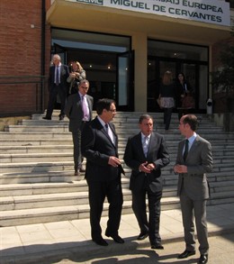 El Consejero Juan José Mateos En Una Visita A La Universidad Miguel De Cervantes
