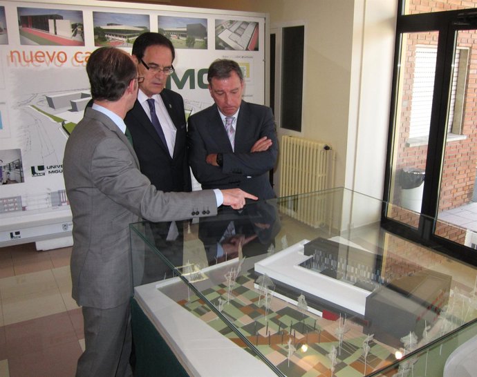 Martín Fernández Antolín Explica El Proyecto Del Nuevo Edificio Al Consejero