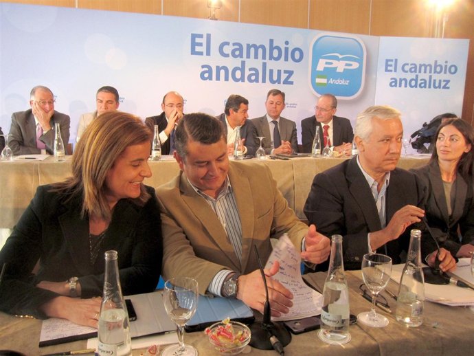 Sanz Conversa Con Fátima Báñez En Presencia De Arenas Y Soto En Comité Del PP-A