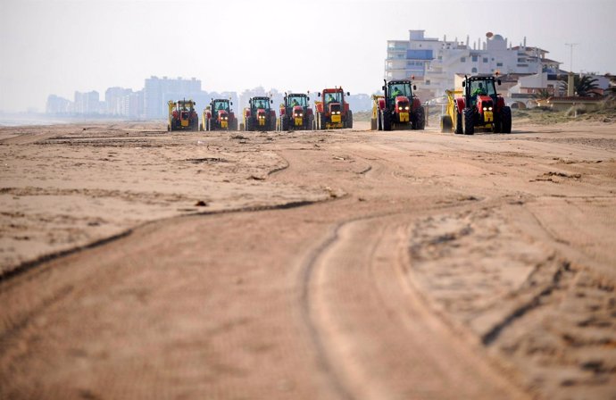 Máquinas Actuando En Limpieza De Playas En Xeraco