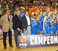 El alcalde de Salamanca destaca los valores que transmiten las jugadoras del Perfumerías Avenida