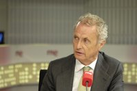 Morenés insiste en que no se pueden afrontar nuevos programas pero cuando se contrate el 8x8 se hará en España 