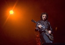 Tony lommi, Guitarrista De Black Sabbath Durante Un Concierto