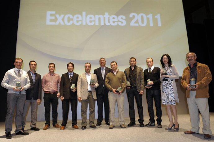 De Los Mozos Junto A Los Galardonados Con El Premio Renault A La Excelencia