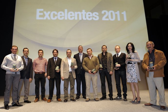 De Los Mozos Junto A Los Galardonados Con El Premio Renault A La Excelencia
