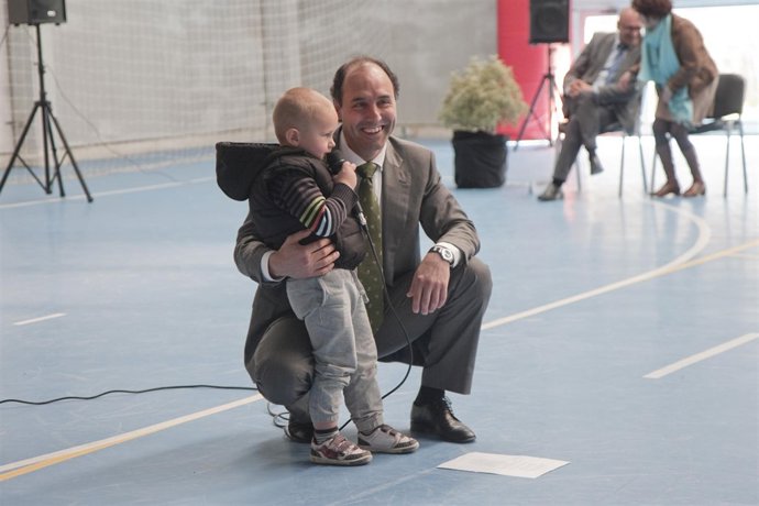 El Presidente De Cantabria En El Festival Poético Del Colegio Marzán De Cuchía