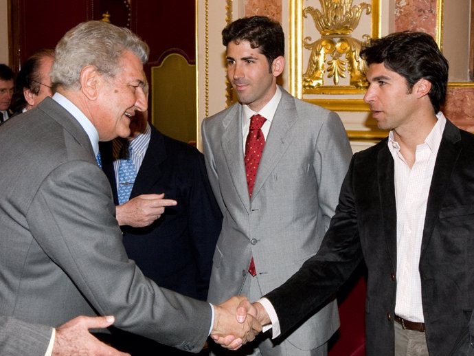 Jesús Posada, Recibiendo A Los Toreros Serafín Marín Y Cayetano Rivera