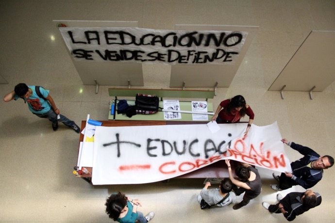 Alumnos Participantes En La Asamblea Previa Al Encierro Preparan Pancartas.