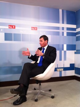 Gómez Durante Una Entrevista