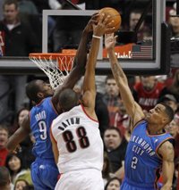 Baloncesto/NBA.- Los Thunder, con un inmenso Ibaka, se afianzan en el liderato del Oeste con una nueva victoria