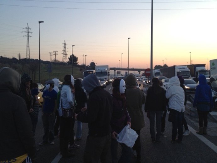 Estudiantes De La UAB Cortan La Autopista AP-7
