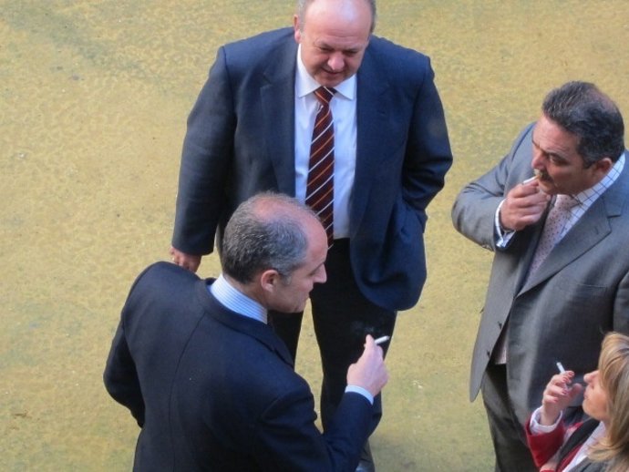 Camps, En El Patio De Las Corts, En Un Receso Del Pleno, Junto A Otros Diputados