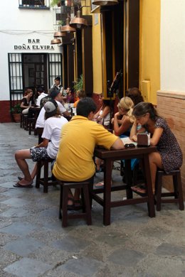 Turistas recorriendo Sevilla