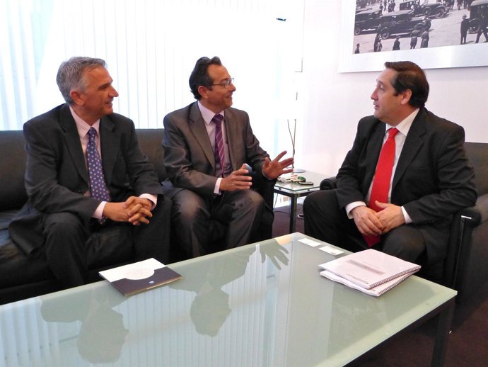 El Conseller Pelegrí Durante La Reunión Con Representantes Franceses