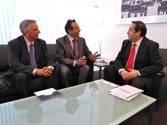 El Conseller Pelegrí Durante La Reunión Con Representantes Franceses