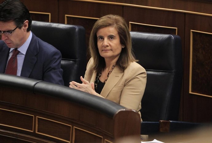 Ministra De Empleo Y Seguridad Social, Fátima Báñez, En El Congreso