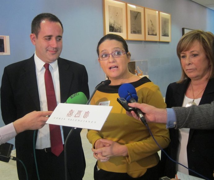 Portavoces De La Oposición Atienden A Los Medios En Los Pasillos De Las Corts