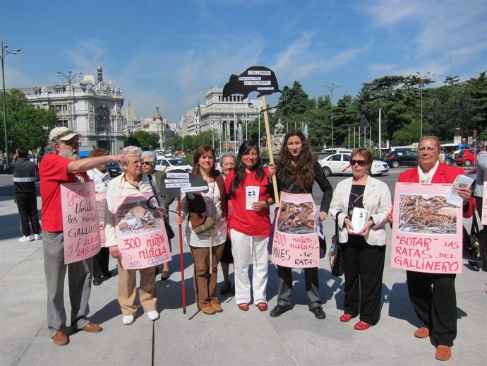 Protesta De Vecinos Del Gallinero En Cibeles
