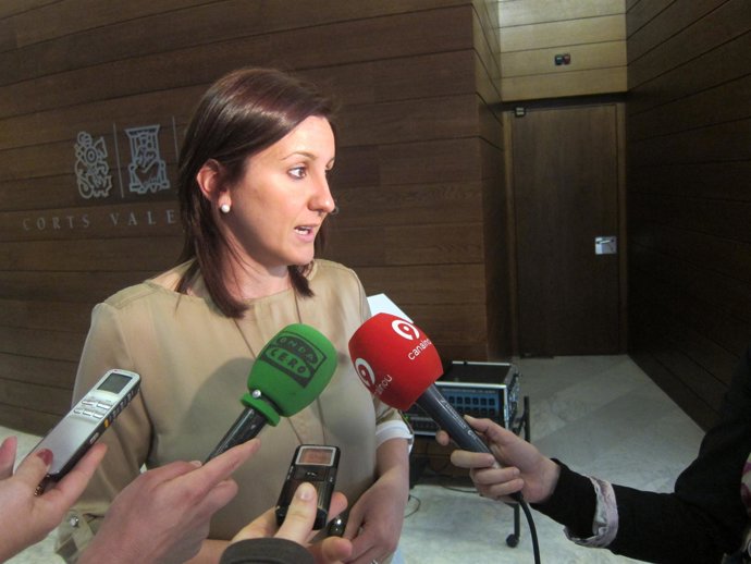 La Consellera De Educación, María José Catalá, Atiende A Los Medios 