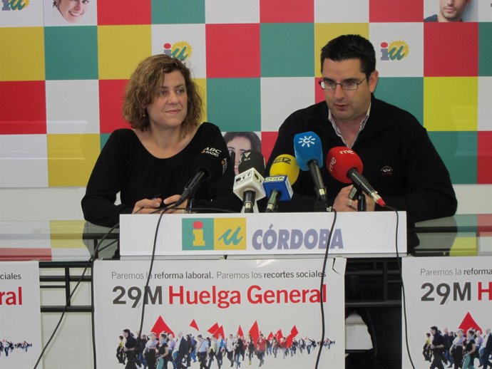 Doblas Y García Con Un Cartel De IU De Apoyo A La Huelga