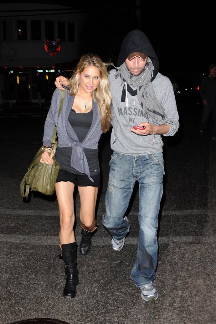 Ana Kounikova Y Enrique Iglesias Andando