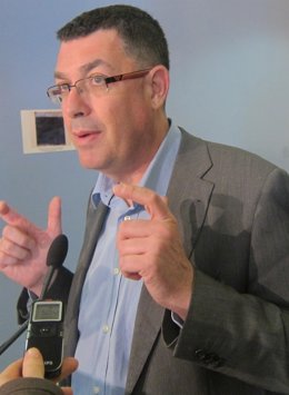 Morera Atiende A Los Medios En Los Pasillos De Las Corts