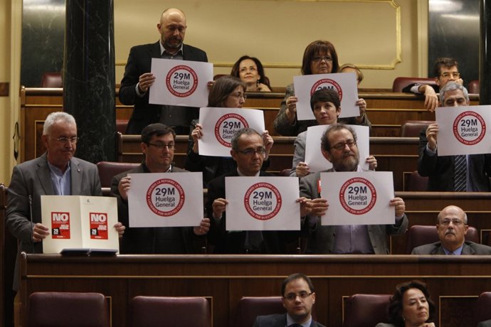 Diputados De IU-ICV-CHA Exhiben Carteles De La Huelga General