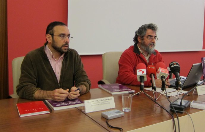  Luis Pérez Miguel (Izq) Y Luis Javier Miguel Glez., Director Del Informe