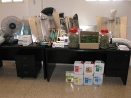 Material Intervenido Por Guardia Civil En Un Punto De Venta De Droga En La Safor