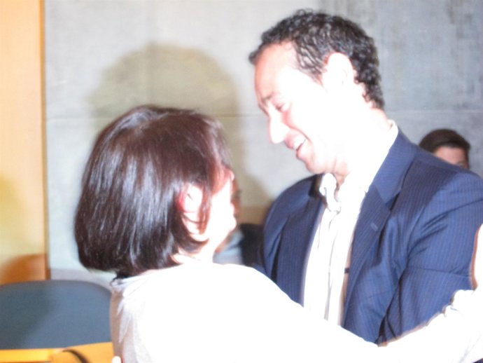 Adriana Lastra Y Guillermo Martínez Se Abrazan Tras Los Resultados Del CERA