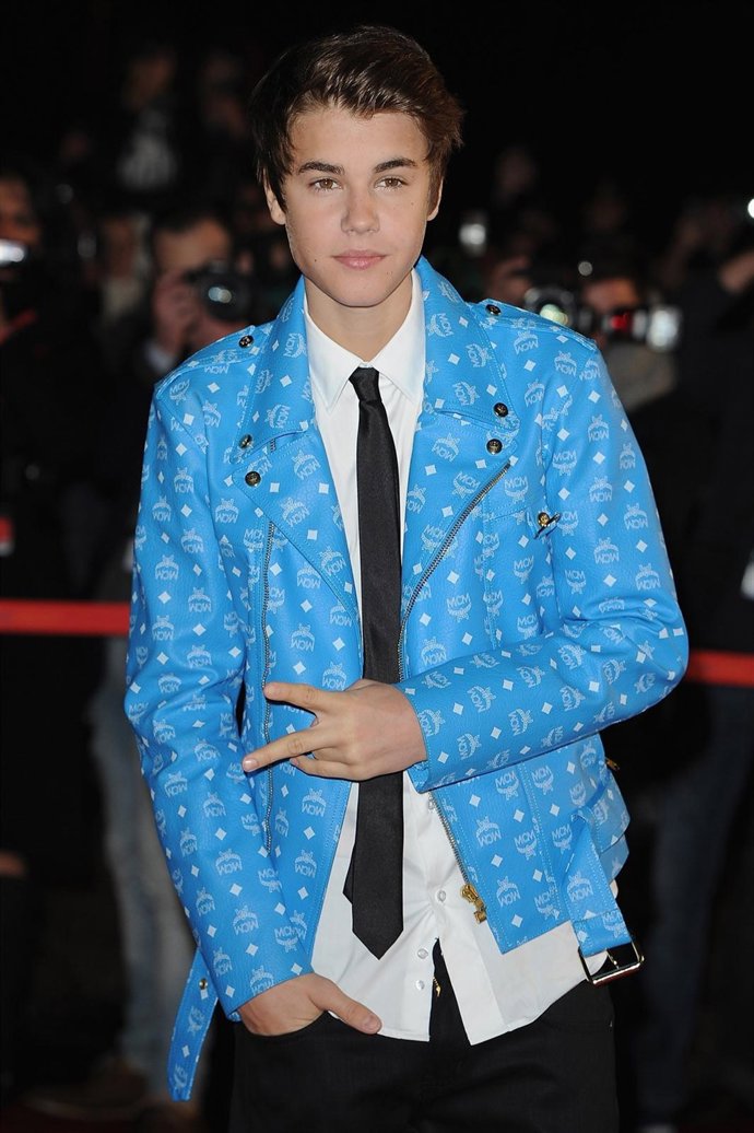 Justin Bieber Posando