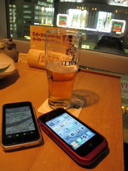 Smartphones En Una Mesa Junto A Una Cerveza Por MJTR  ÂÏÏ?Ï) CC Flirck 