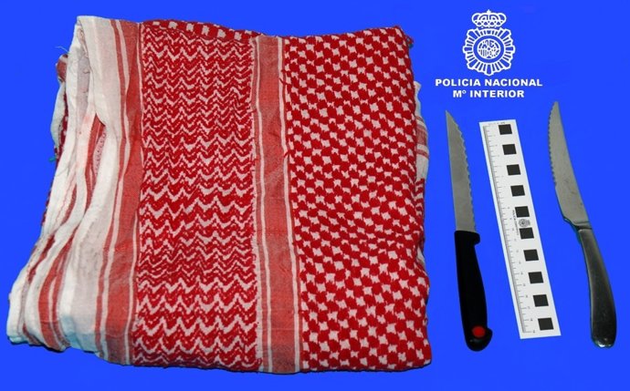 Material Intervenido A Un Atracador De Farmacias En Santiago.