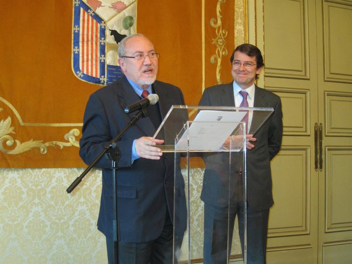 Valín, Durante Su Visita Al Ayuntamiento De Salamanca En Compañía Del Alcalde.