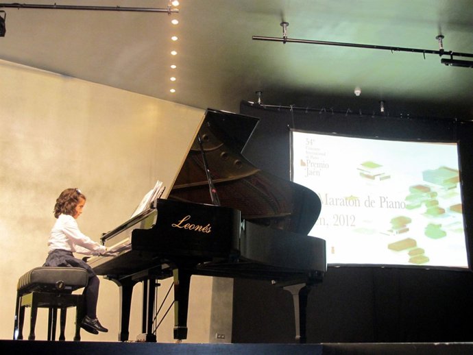 Una Niña Participa En El X Maratón De Piano De Jaén.