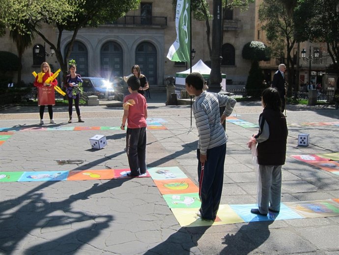 Niños Jugando Al Juego De La Oca En La Plaza De Los Bandos.