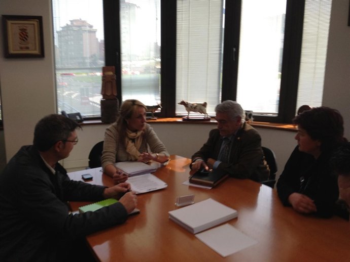 Reunión Entre Ganaderos Montañeses Y La Consejera Blanca Martínez