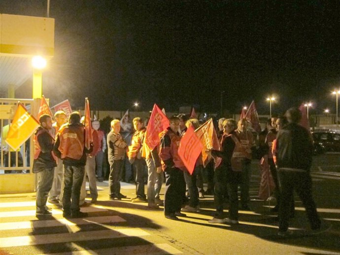 Piquete informativo En La Planta De Opel En Figueruelas.
