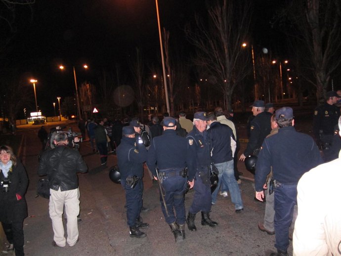 Policías Escoltan A Trabajadores De Michelin