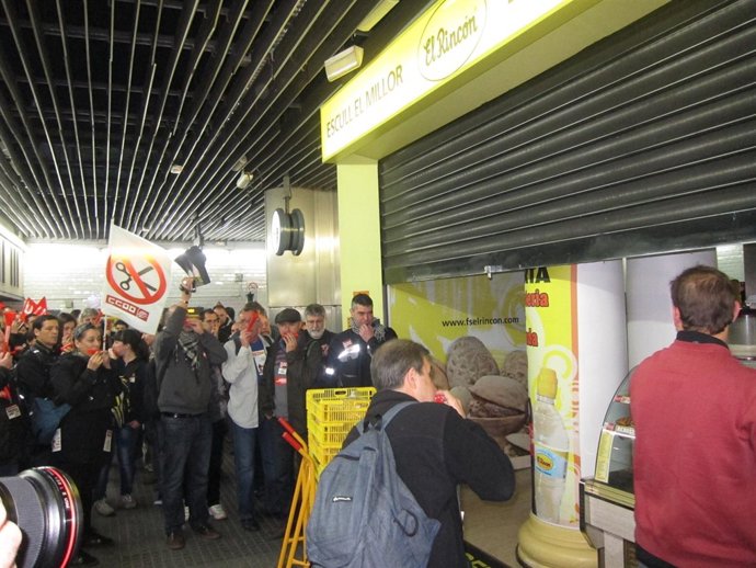 Activistas Increpando A Un Trabajador De Un Comercio En Una Parada De FGC