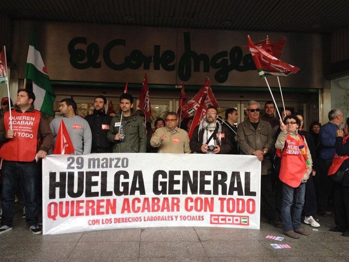 Manifestantes En La Puerta De El Corte Inglés Por La Huelga Del 29M