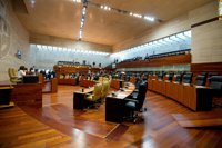 Monago acusa a un Vara ausente del parlamento de "renegar de los empresarios", lo cual es "bastante grave"